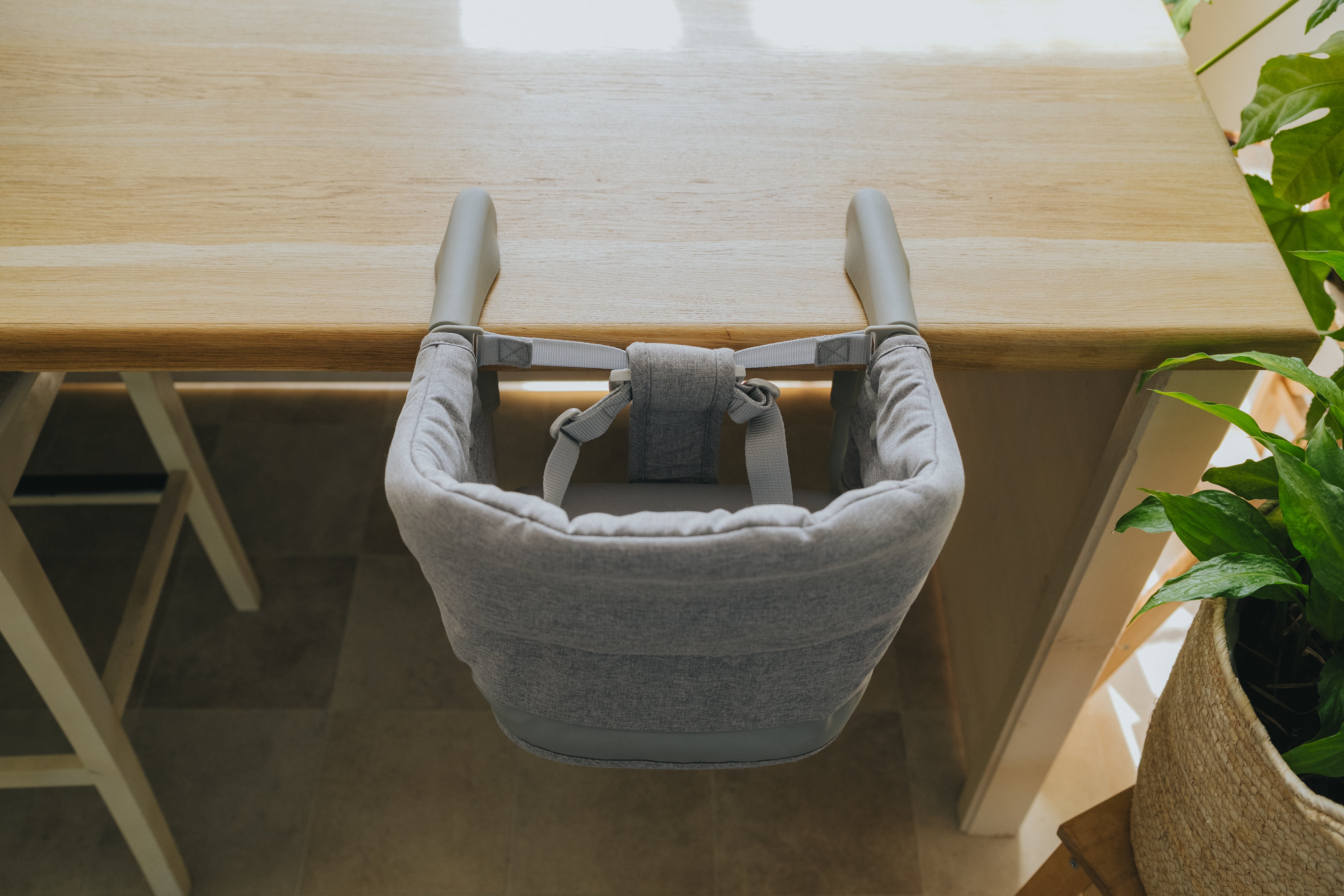 Chaise haute de voyage Monkey Mum® - grise - déballée