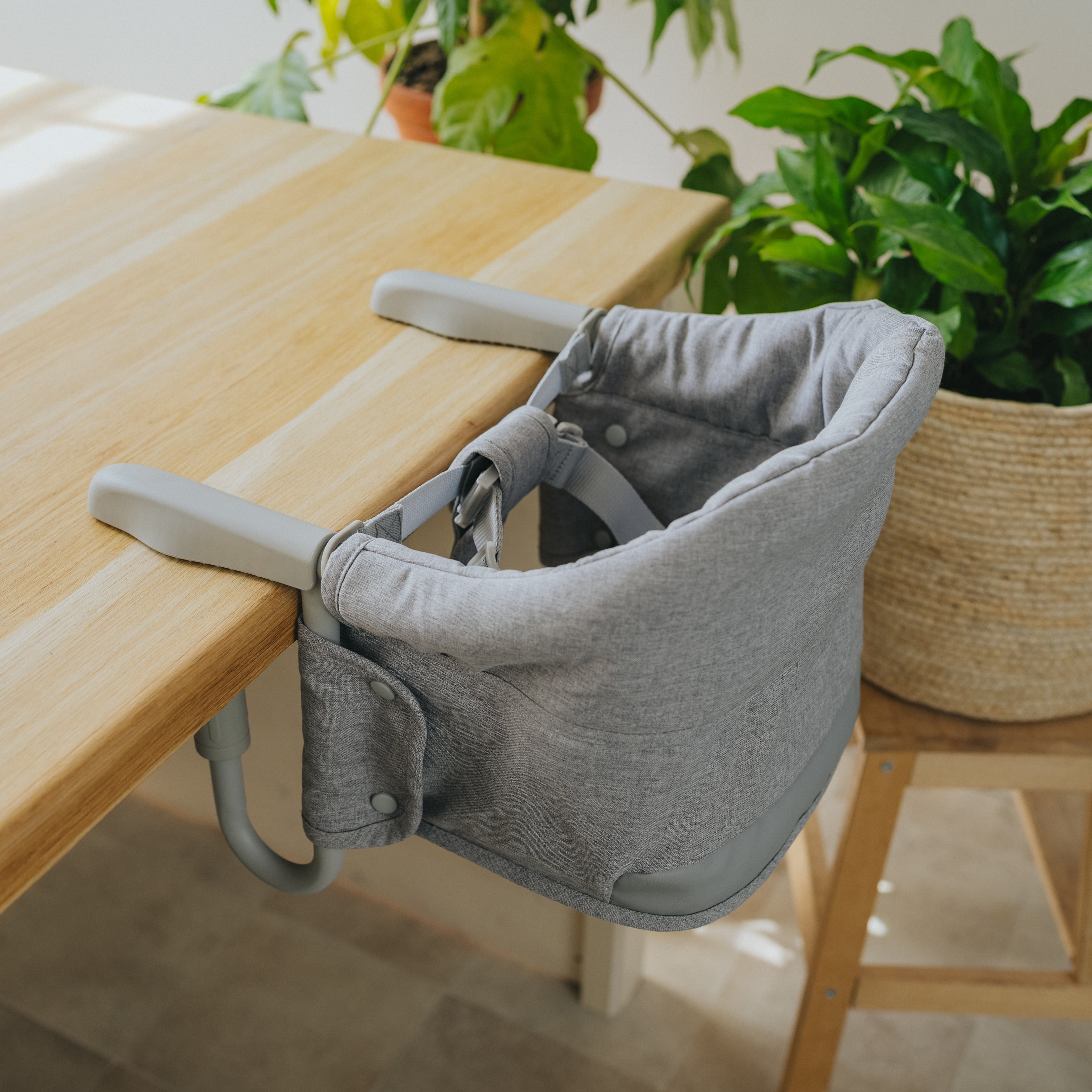Chaise haute de voyage Monkey Mum® - grise - déballée