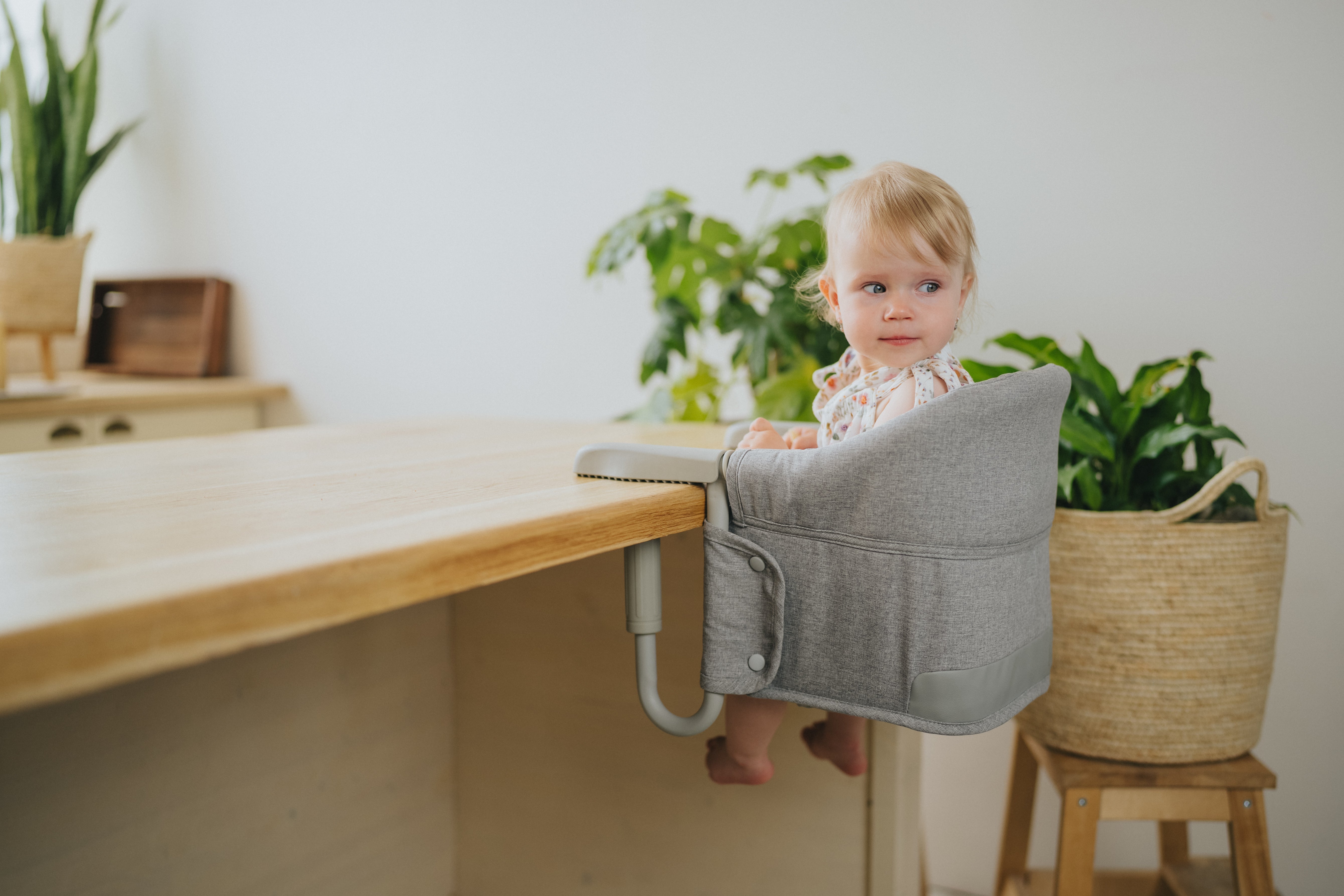 Chaise haute de voyage Monkey Mum® - grise - déballée
